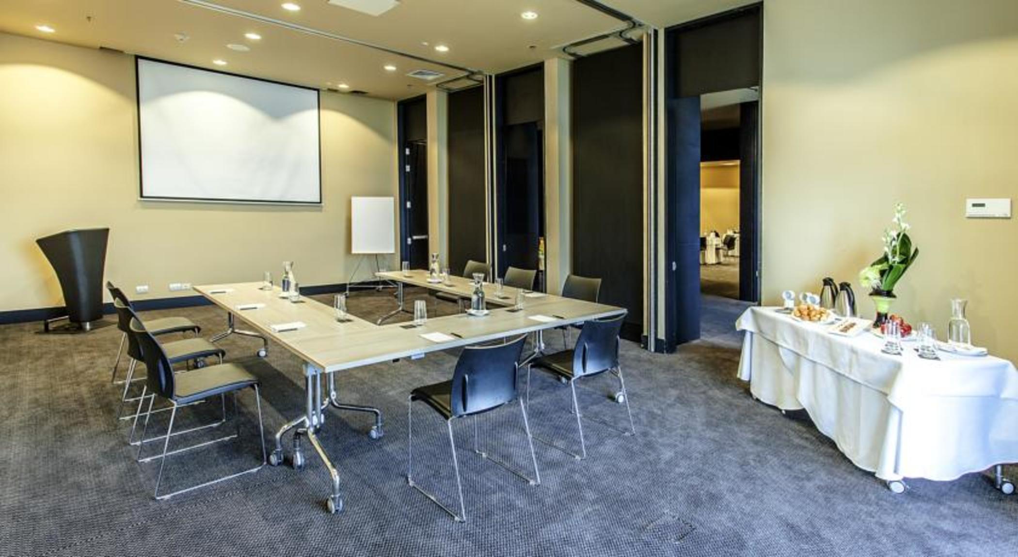 Movich Buro 26 Hotel Bogotá Exterior foto Meeting room