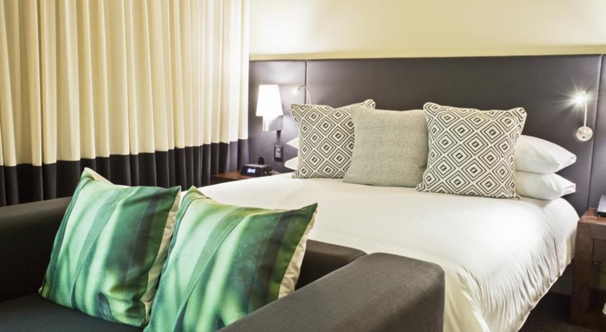 Movich Buro 26 Hotel Bogotá Exterior foto A bed with cushions
