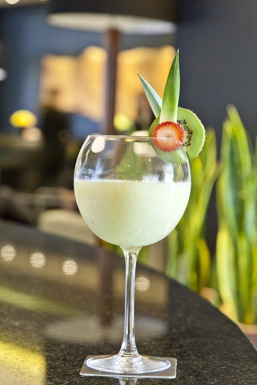Movich Buro 26 Hotel Bogotá Exterior foto A glass of white wine