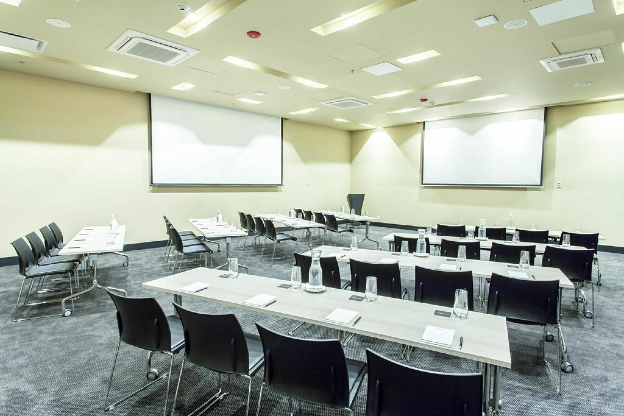 Movich Buro 26 Hotel Bogotá Exterior foto Meeting room