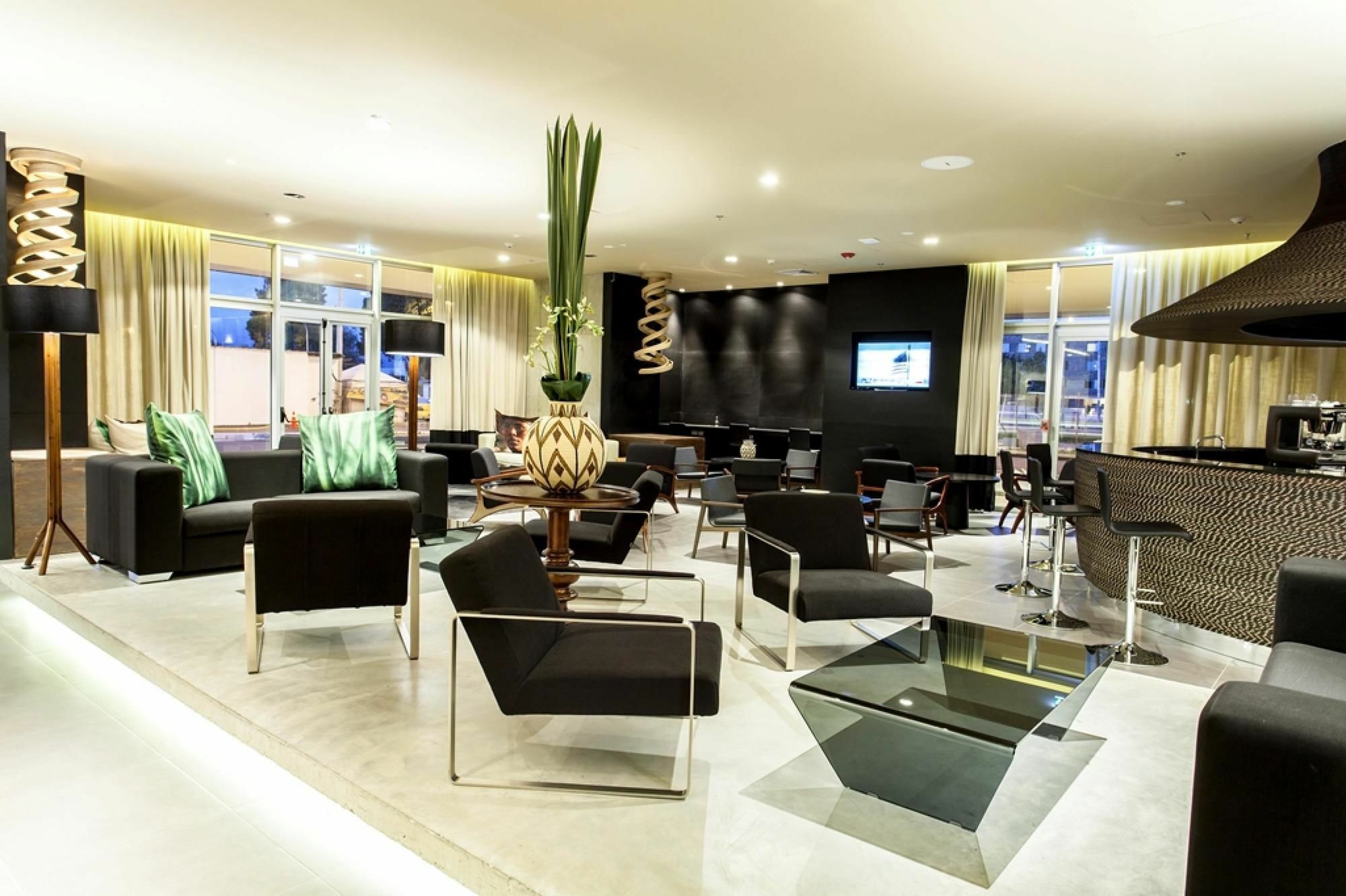 Movich Buro 26 Hotel Bogotá Exterior foto The lounge at the airport